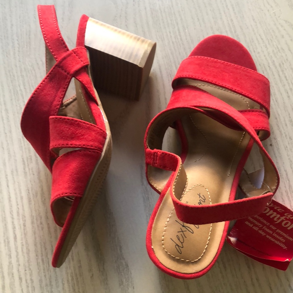 NEW! Women’s Dexflex Comfort Red sandal size 7